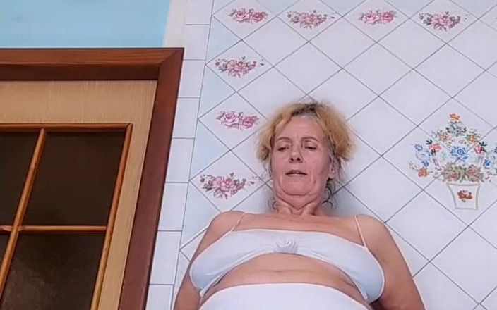 Lukerya: 부엌에서 백인의 핫한 주부