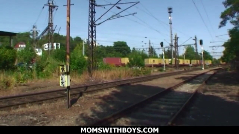 Moms With Boys: Velha morena fode ao longo dos trilhos do trem