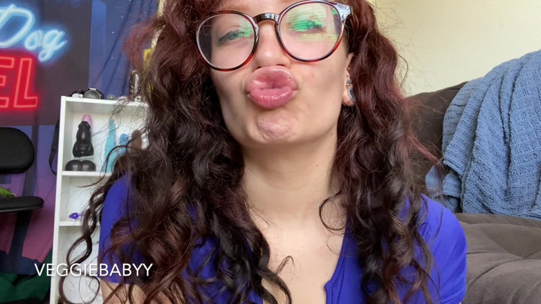 Veggiebabyy: Je te séduis avec mes grosses lèvres boudeuses
