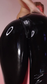 Latexový zadek je vaše nové náboženství - uctívání bohyně JOI