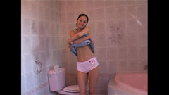 DEUTSCHE AMATEUR: 性感的棕发女孩喜欢自我抚摸