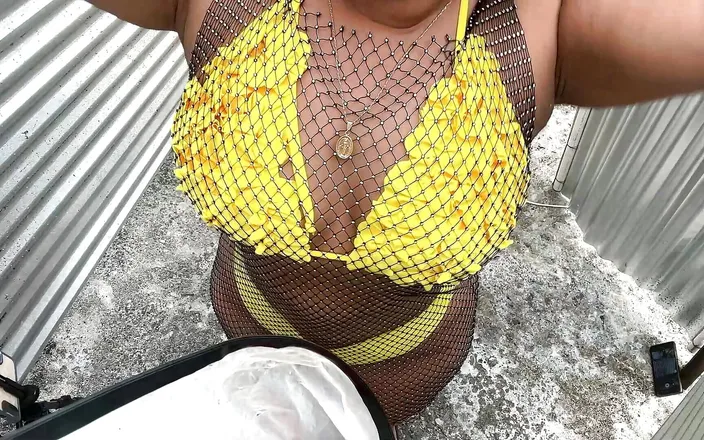 Katrina4deluxe: Engraved Woman Big Ass BBW in Outdoor