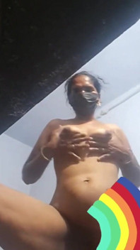 चूत का छेद भारतीय तमिल आंटी को दिखा रहा है