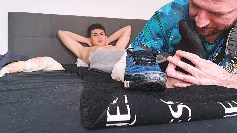 Czech male foot: Ringside Devotion: Young Boxer Bruno Commands Slave Ben’s Full Worship