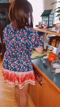 Geile huisvrouw vingert dat sappige poesje in de keuken