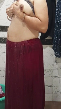 Priya, bhabhi à gros cul, spectacle de bain