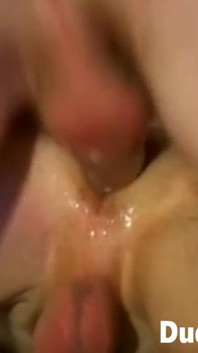 Un vieux bite fourre sa bite dans le trou du cul de twink