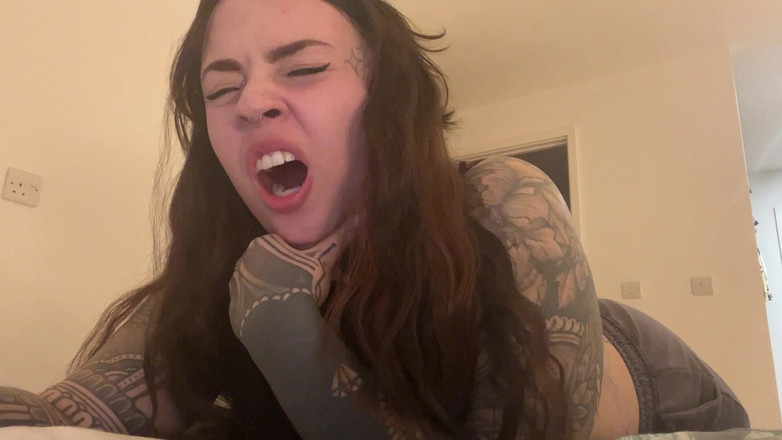 Miss Valentina: Kan inte sluta gäspa