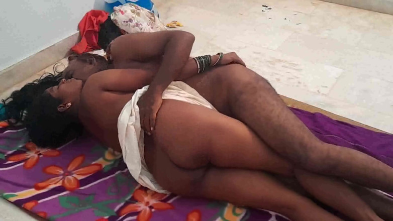 Desi palace: Videoclip porno cu mătușă indiancă sexy