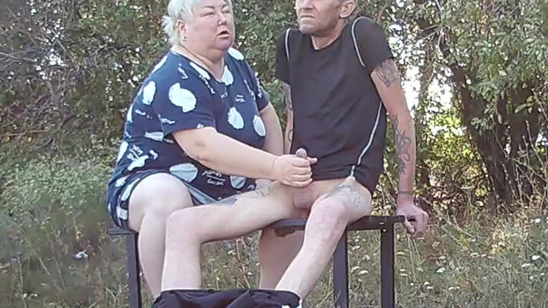 Zona901: En vän i en park runkar av min kuk på...