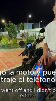 若いトゥインクのラテン系男性が、奇妙な整備士に路上でバイクを直してくれた