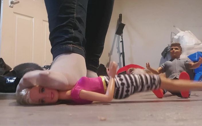 Simp to my ebony feet: Giantess niszczy lalki