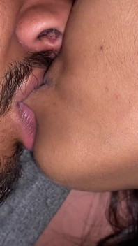 Heißes küssen, mach einen harten nippel-orgasmus an - große möpse lecken