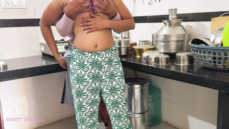Sexy Komal: Komal mutfak yemeği pişirmiyordu ama götünü arkadan tekmeledi