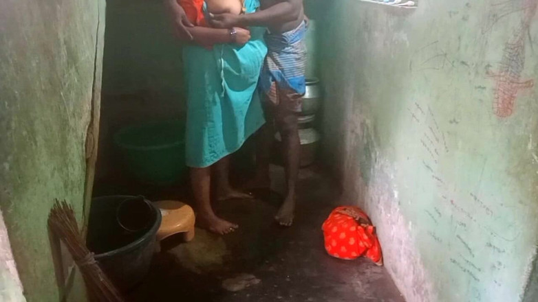 Desi Sathiya: デシ・インディアンの妻が村のハスバンドでセックス