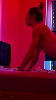 Divertimento in camera da letto. Sesso sensuale sotto luci rosse