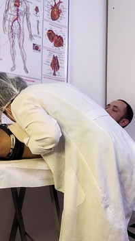 Il paziente diventa rigido davanti all'infermiera durante l'esame