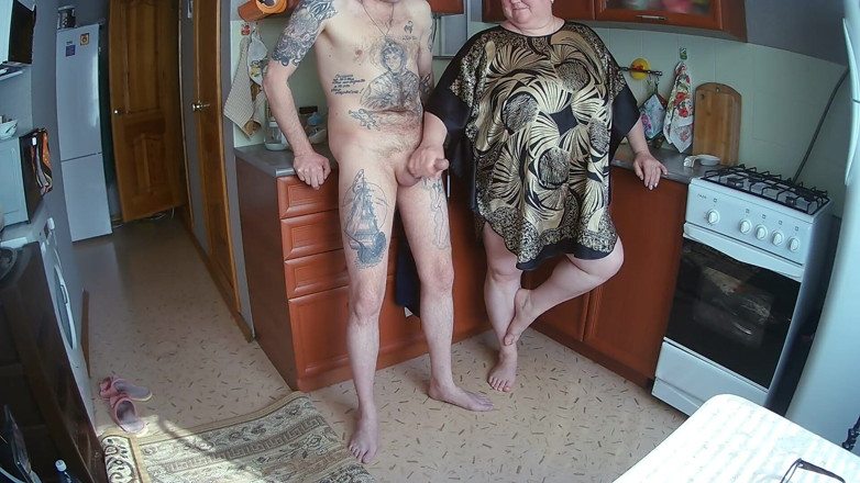 Zona901: milf szarpie mojego penisa w kuchni przed lunchem