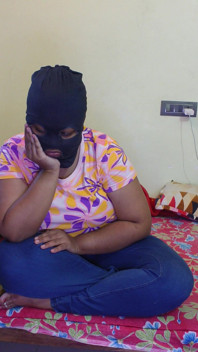 Filmare de acasă reală care se bucură de sexul de aproape al unui cuplu indian