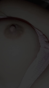 Schiaffi e frustate di tette lattiginose dal fidanzato mentre mi diverto con il vibratore