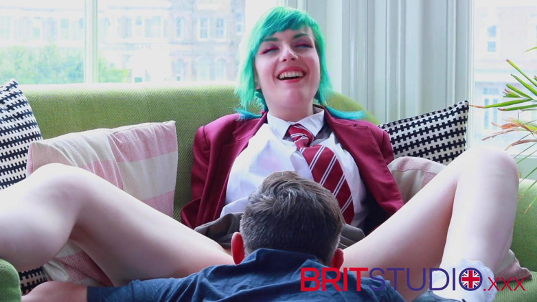Brit Studio: Британская 18-летняя студентка лижет ее учитель, затем глотает его сперму