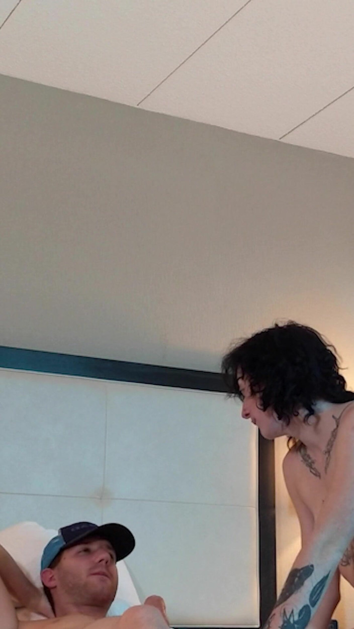 Hot Jake Grand: スーパーセクシーで小柄なタトゥーのティーンがしゃぶる - コンピレーション1