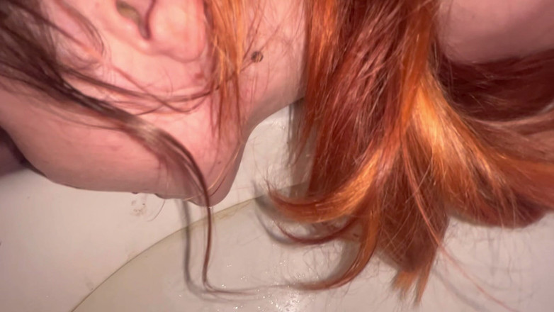 Elena917: 오르가즘까지 화장실 핥기