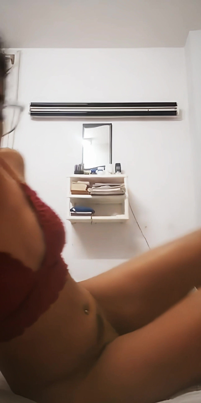 Thalia La Cangri: Я одягаюся як медсестра, щоб надіслати своєму хлопцеві відео, як я торкаюся себе