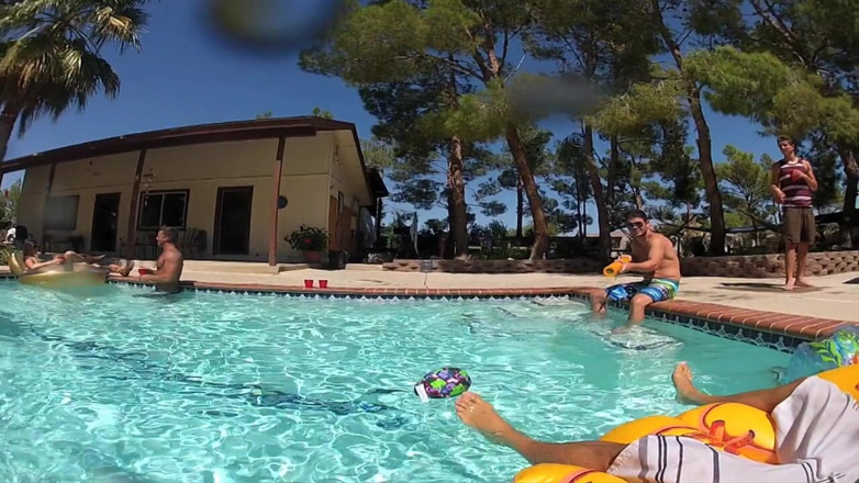 Villa outdoor fun: Fiesta en la piscina enloquecida y loca