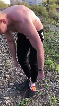 Ekstrem. Ngocok kontol besar cowok ini di stasiun kereta