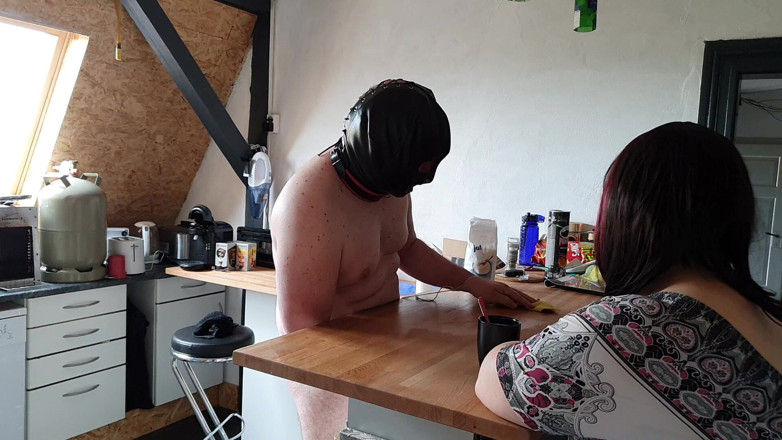 Femdom-Team-German: Pulizia della cucina con i lavori domestici con le uova...