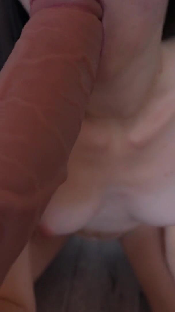 Solo Alice: Muie și frecare cu vibrator mare! Masturbare cu curul și gemete