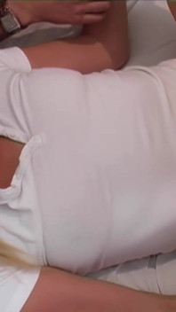 Sarışın orta yaşlı seksi sürtük Ava Martin sert üçlü seks yapıyor