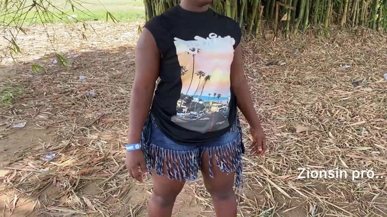 Zion: Africana Ébano Sexy Chica Negra Baila En Público Con Risas