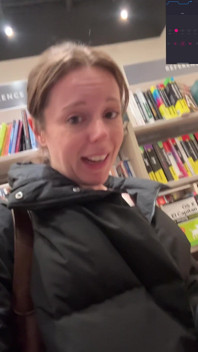 Boeken winkelen met mijn vibrator erin! Hopelijk kom ik niet te hard klaar!