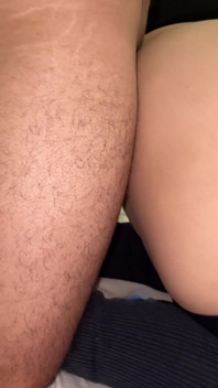 Cewek itu nggak sengaja nyentuh kontol orang asing dan malah sange banget