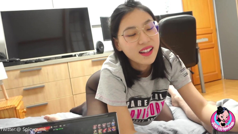 SpicyGum: June Liu – Videospiel oder ich? Teil 1. Heißes asiatisches teen mit...