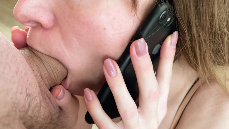 ArinaMills: Knullar sin älskare och pratar med sin man i telefon - rysk...
