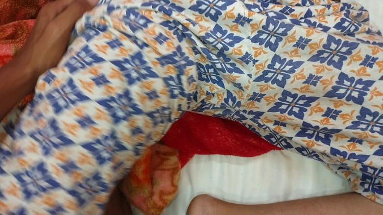 AKXpro: 電車の中で女の子に太いペニスを見せてからオヨルームでセックス、オヨルームで見知らぬ女の子がセックスするヒンディー語音声