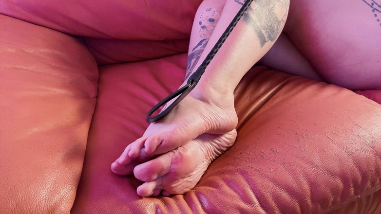 Kisicaxx: mere seksi pairon aur pairon se tumhen chhero