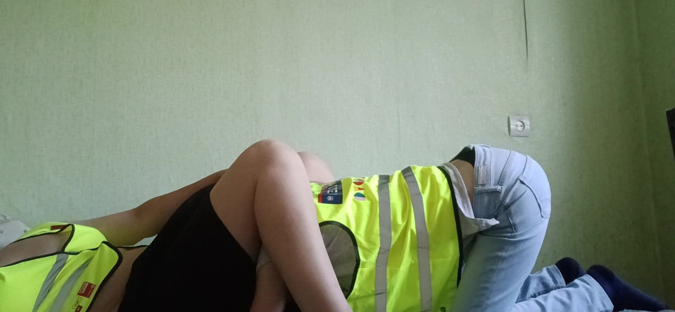 Lesbian-illusion: Seks berisiko antara dua rekan lesbian di tempat kerja