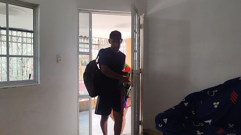 Adribella69: Я нахожу девушку с большой задницей одна на пляже, в конечном итоге приглашаю ее в мою квартиру, а затем мы в конечном итоге занимаемся страстным сексом