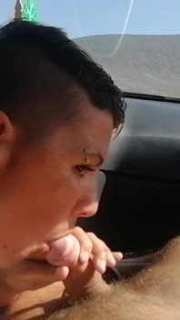 Um boquete rápido em nosso carro