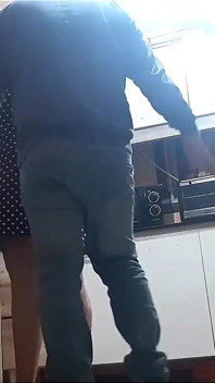 Amateur-stiefmutter hat sex in ihrer küche