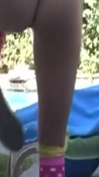 Sarışın hatun zonklayan yarakla elle muamele için genişliyor