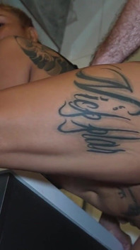 MILF rubia asiática con tatuajes vestida de sirvienta se pone creampie antes de ir a trabajar