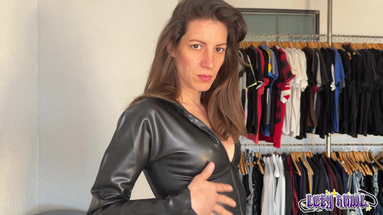 Lety Howl: JOI: Während ich im Latex-Overall masturbiere.