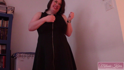 Melonie Kares: Seins énormes, robe zippée, strip-tease