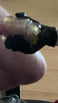 De aproape Femdom Edges pula la orgasm distrus într-un pahar