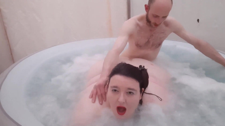 SSBBW Hunter: Šukání velké krásky v horké vaně zezadu